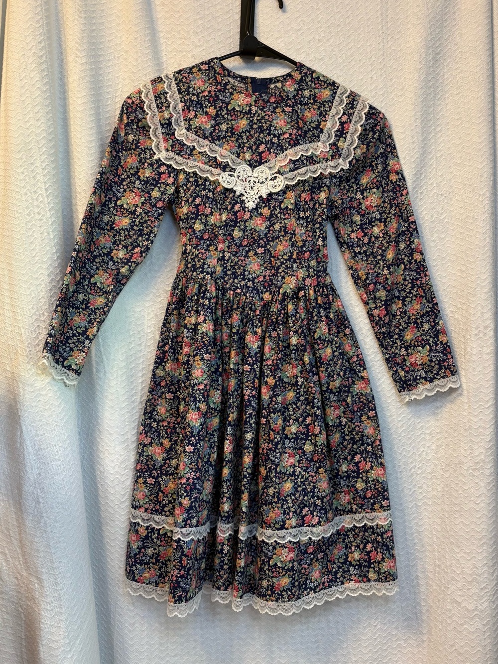 Jessica McClintock Gunne Sax dress
Vintage 1990’s. NWOT
100% cotton. Girl’s S 8